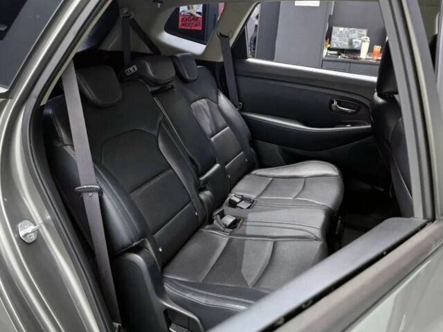 Серый Киа Каренс, объемом двигателя 2 л и пробегом 200 тыс. км за 10500 $, фото 2 на Automoto.ua