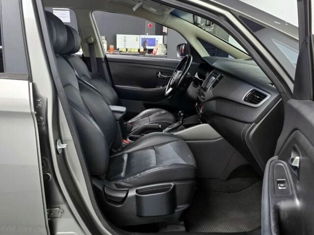 Серый Киа Каренс, объемом двигателя 2 л и пробегом 200 тыс. км за 10500 $, фото 3 на Automoto.ua