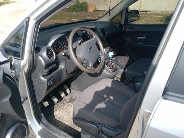 Серый Киа Каренс, объемом двигателя 2 л и пробегом 196 тыс. км за 5200 $, фото 7 на Automoto.ua