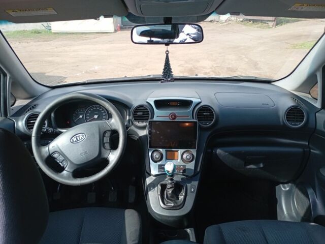 Серый Киа Каренс, объемом двигателя 2 л и пробегом 196 тыс. км за 5200 $, фото 6 на Automoto.ua