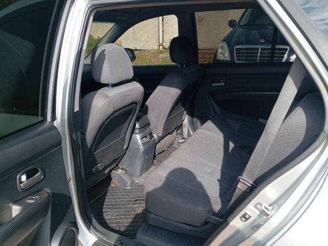 Серый Киа Каренс, объемом двигателя 2 л и пробегом 196 тыс. км за 5200 $, фото 5 на Automoto.ua