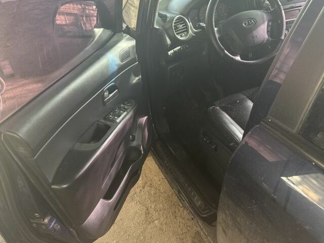 Синий Киа Каренс, объемом двигателя 2 л и пробегом 270 тыс. км за 6100 $, фото 4 на Automoto.ua