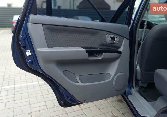 Синий Киа Каренс, объемом двигателя 2 л и пробегом 190 тыс. км за 4800 $, фото 16 на Automoto.ua