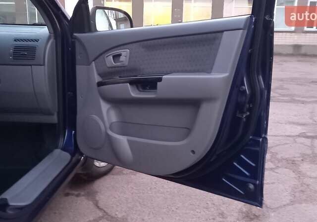 Синий Киа Каренс, объемом двигателя 2 л и пробегом 190 тыс. км за 4700 $, фото 16 на Automoto.ua