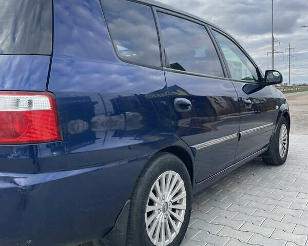 Синий Киа Каренс, объемом двигателя 2 л и пробегом 187 тыс. км за 3900 $, фото 2 на Automoto.ua