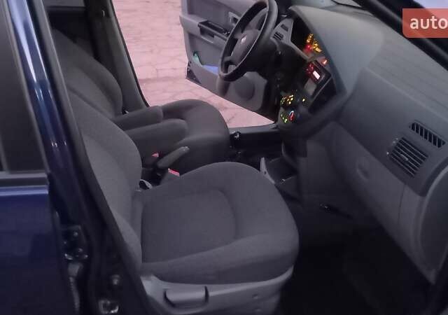 Синий Киа Каренс, объемом двигателя 2 л и пробегом 190 тыс. км за 4700 $, фото 18 на Automoto.ua