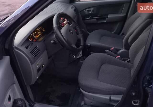 Синий Киа Каренс, объемом двигателя 2 л и пробегом 190 тыс. км за 4700 $, фото 9 на Automoto.ua