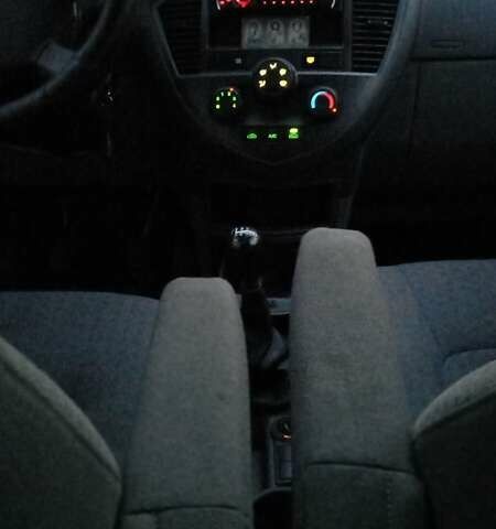 Синий Киа Каренс, объемом двигателя 2 л и пробегом 190 тыс. км за 4700 $, фото 27 на Automoto.ua