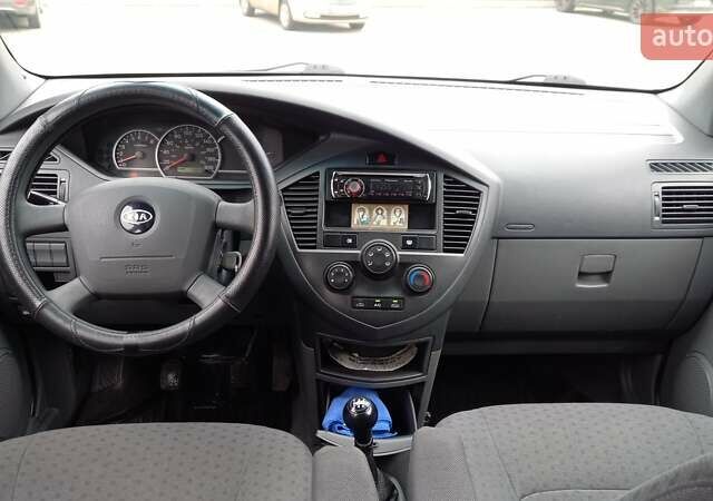 Синий Киа Каренс, объемом двигателя 2 л и пробегом 190 тыс. км за 4800 $, фото 10 на Automoto.ua