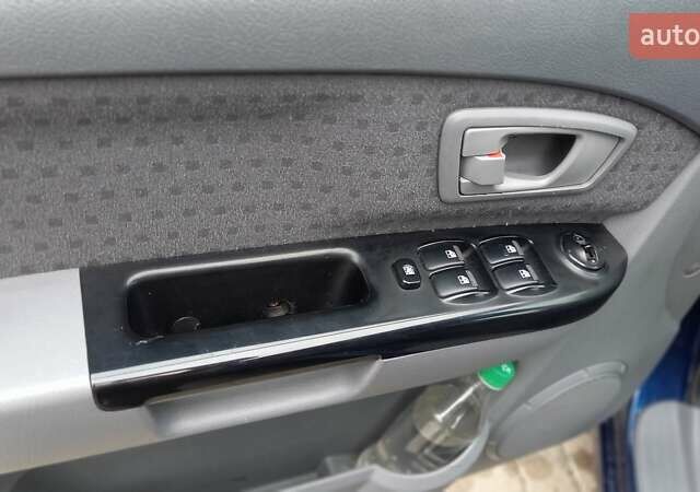 Синий Киа Каренс, объемом двигателя 2 л и пробегом 190 тыс. км за 4800 $, фото 30 на Automoto.ua