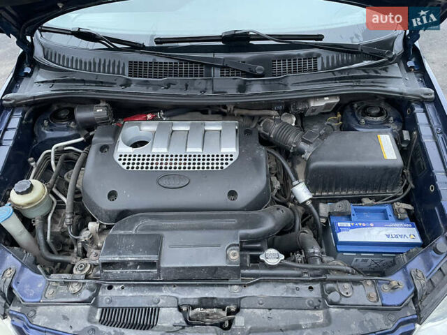 Синий Киа Каренс, объемом двигателя 2 л и пробегом 187 тыс. км за 3900 $, фото 4 на Automoto.ua