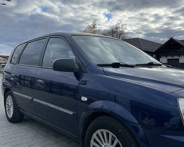 Синий Киа Каренс, объемом двигателя 2 л и пробегом 187 тыс. км за 3900 $, фото 3 на Automoto.ua