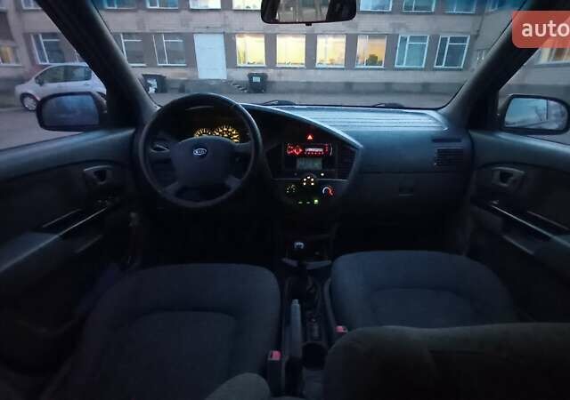 Синий Киа Каренс, объемом двигателя 2 л и пробегом 190 тыс. км за 4700 $, фото 10 на Automoto.ua