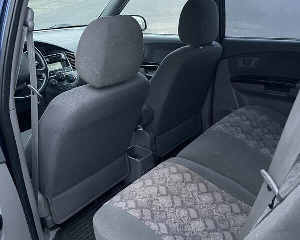 Синий Киа Каренс, объемом двигателя 2 л и пробегом 187 тыс. км за 3900 $, фото 5 на Automoto.ua