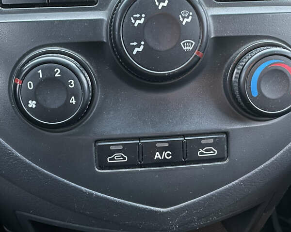 Синий Киа Каренс, объемом двигателя 2 л и пробегом 187 тыс. км за 3900 $, фото 11 на Automoto.ua