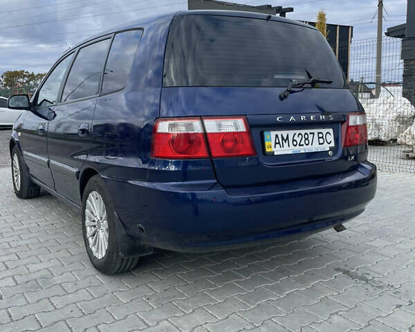 Синий Киа Каренс, объемом двигателя 2 л и пробегом 187 тыс. км за 3900 $, фото 1 на Automoto.ua