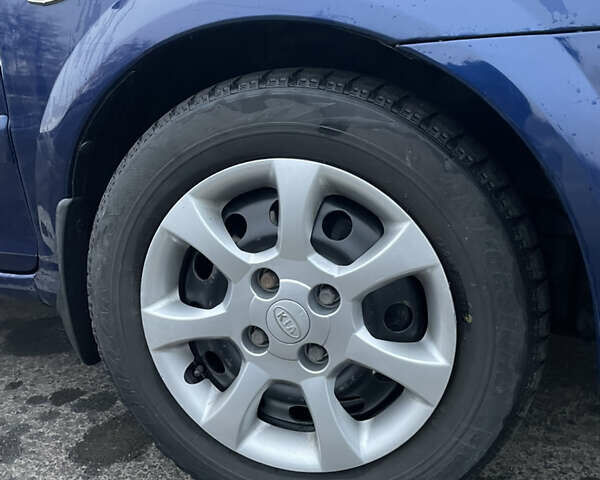 Синий Киа Каренс, объемом двигателя 2 л и пробегом 187 тыс. км за 3900 $, фото 12 на Automoto.ua