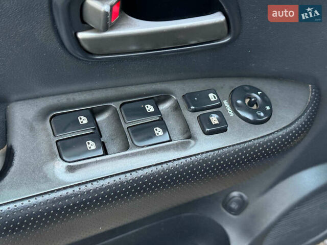 Синий Киа Каренс, объемом двигателя 2 л и пробегом 234 тыс. км за 6990 $, фото 9 на Automoto.ua