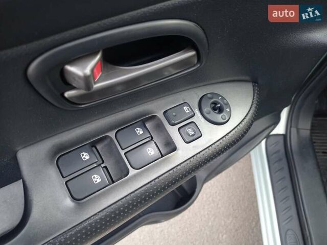 Синій Кіа Каренс, об'ємом двигуна 1.99 л та пробігом 175 тис. км за 6300 $, фото 15 на Automoto.ua