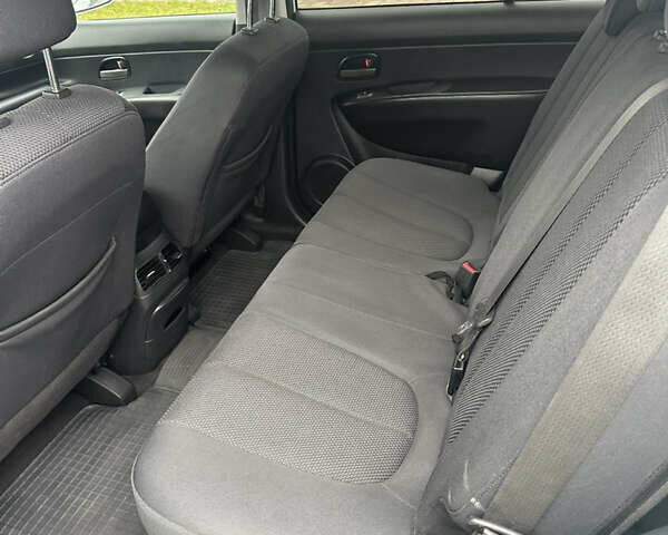 Синій Кіа Каренс, об'ємом двигуна 2 л та пробігом 190 тис. км за 5950 $, фото 13 на Automoto.ua