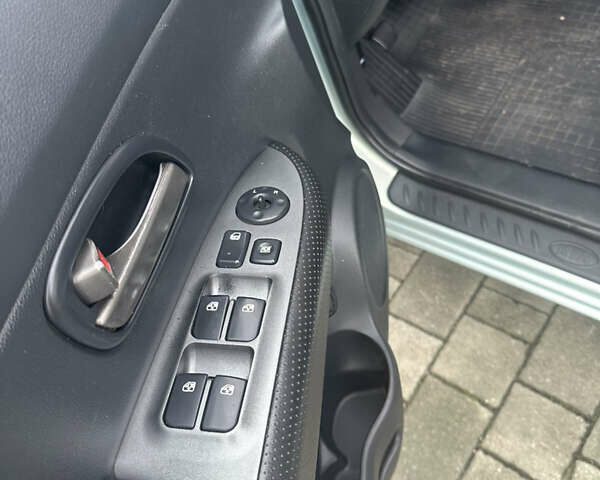 Синій Кіа Каренс, об'ємом двигуна 2 л та пробігом 190 тис. км за 5950 $, фото 5 на Automoto.ua