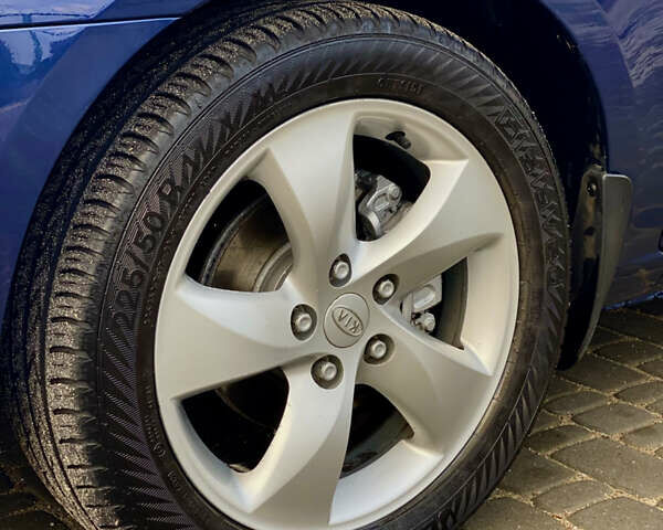 Синій Кіа Каренс, об'ємом двигуна 1.99 л та пробігом 251 тис. км за 6699 $, фото 44 на Automoto.ua