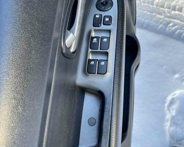 Синій Кіа Каренс, об'ємом двигуна 2 л та пробігом 233 тис. км за 7700 $, фото 11 на Automoto.ua