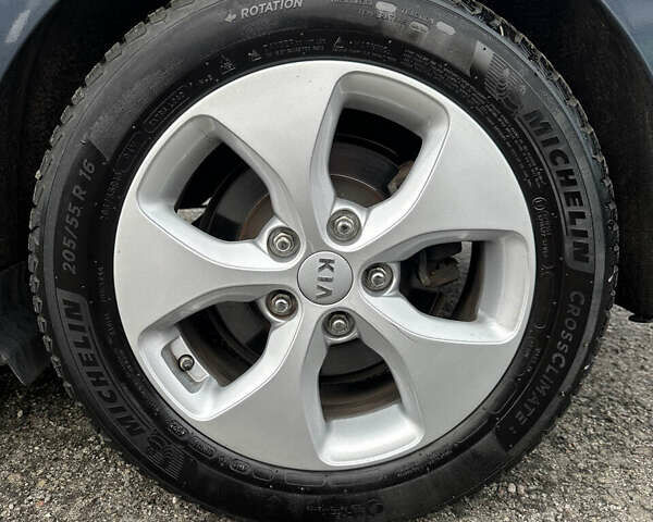 Синий Киа Каренс, объемом двигателя 1.69 л и пробегом 188 тыс. км за 12300 $, фото 6 на Automoto.ua