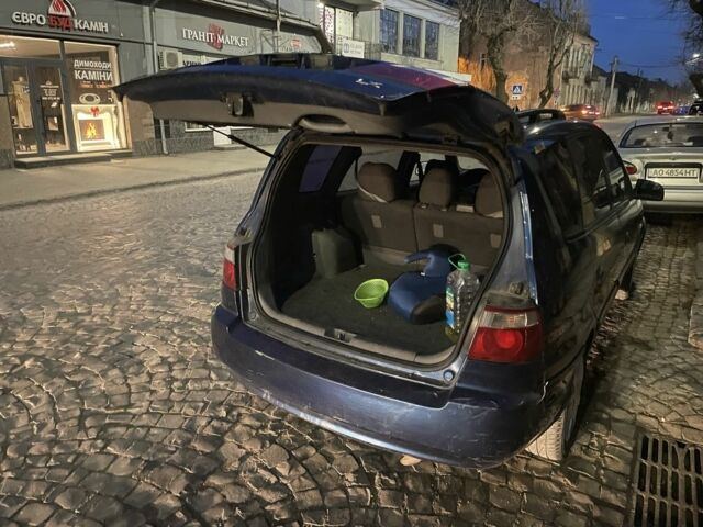 Синий Киа Каренс, объемом двигателя 2 л и пробегом 260 тыс. км за 3200 $, фото 5 на Automoto.ua