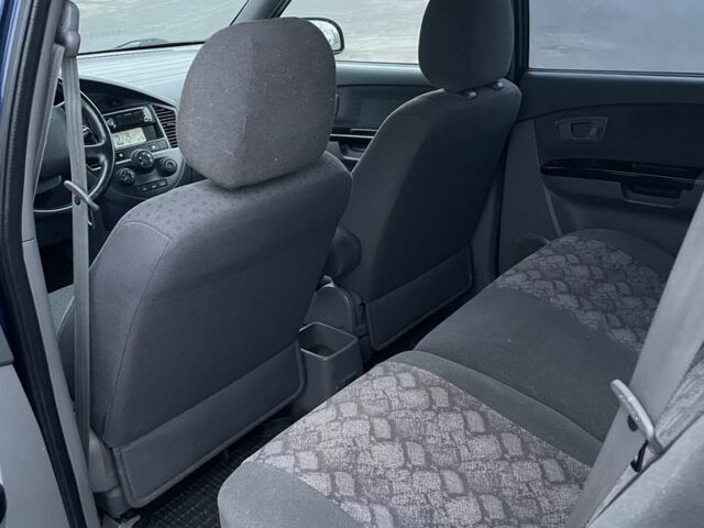 Синий Киа Каренс, объемом двигателя 2 л и пробегом 187 тыс. км за 3800 $, фото 5 на Automoto.ua