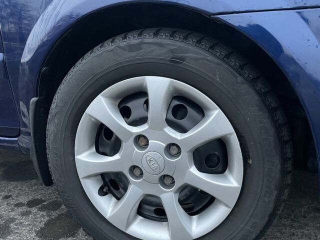 Синий Киа Каренс, объемом двигателя 2 л и пробегом 187 тыс. км за 3800 $, фото 7 на Automoto.ua