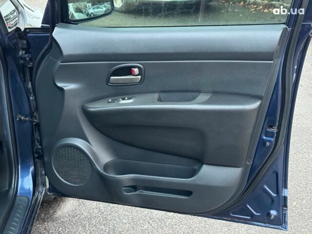 Синий Киа Каренс, объемом двигателя 2 л и пробегом 234 тыс. км за 6990 $, фото 21 на Automoto.ua