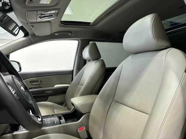 Білий Кіа Карнівал, об'ємом двигуна 2.2 л та пробігом 133 тис. км за 16000 $, фото 8 на Automoto.ua