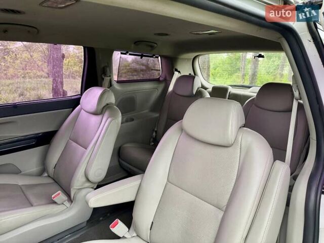 Белый Киа Карнивал, объемом двигателя 2.2 л и пробегом 85 тыс. км за 14900 $, фото 31 на Automoto.ua