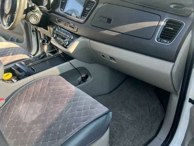 Білий Кіа Карнівал, об'ємом двигуна 2.2 л та пробігом 101 тис. км за 15600 $, фото 6 на Automoto.ua