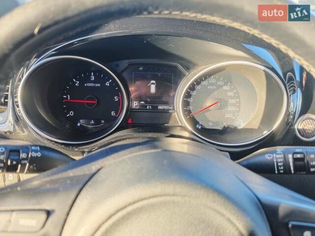 Білий Кіа Карнівал, об'ємом двигуна 2.2 л та пробігом 260 тис. км за 19000 $, фото 3 на Automoto.ua