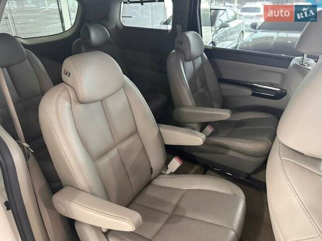 Белый Киа Карнивал, объемом двигателя 2.2 л и пробегом 220 тыс. км за 21900 $, фото 22 на Automoto.ua