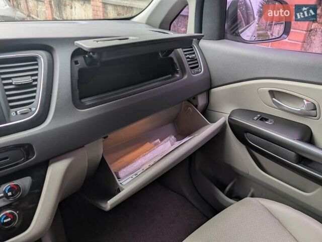 Білий Кіа Карнівал, об'ємом двигуна 2.2 л та пробігом 211 тис. км за 15900 $, фото 14 на Automoto.ua