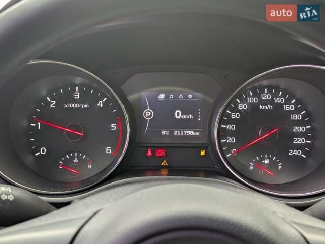 Білий Кіа Карнівал, об'ємом двигуна 2.2 л та пробігом 211 тис. км за 15900 $, фото 16 на Automoto.ua