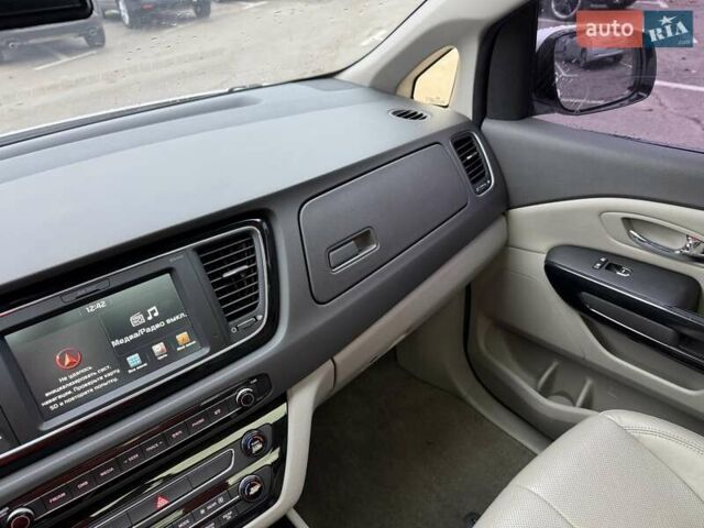 Белый Киа Карнивал, объемом двигателя 2.2 л и пробегом 126 тыс. км за 24100 $, фото 29 на Automoto.ua