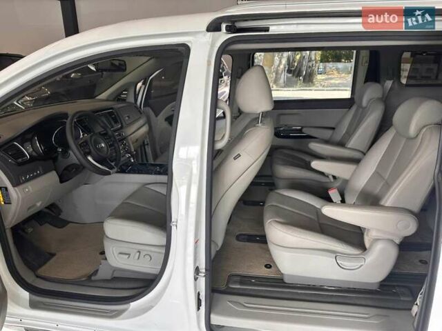 Белый Киа Карнивал, объемом двигателя 2.2 л и пробегом 220 тыс. км за 21900 $, фото 19 на Automoto.ua