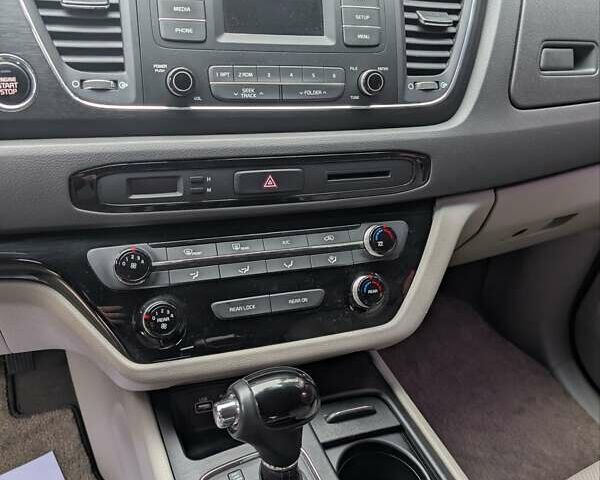 Білий Кіа Карнівал, об'ємом двигуна 2.2 л та пробігом 211 тис. км за 15900 $, фото 11 на Automoto.ua