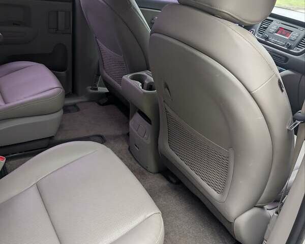 Білий Кіа Карнівал, об'ємом двигуна 2.2 л та пробігом 211 тис. км за 15900 $, фото 25 на Automoto.ua