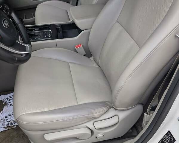 Білий Кіа Карнівал, об'ємом двигуна 2.2 л та пробігом 211 тис. км за 15900 $, фото 8 на Automoto.ua