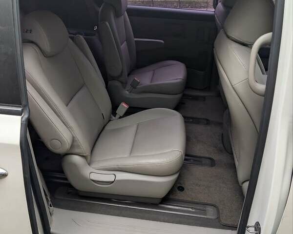 Білий Кіа Карнівал, об'ємом двигуна 2.2 л та пробігом 211 тис. км за 15900 $, фото 24 на Automoto.ua