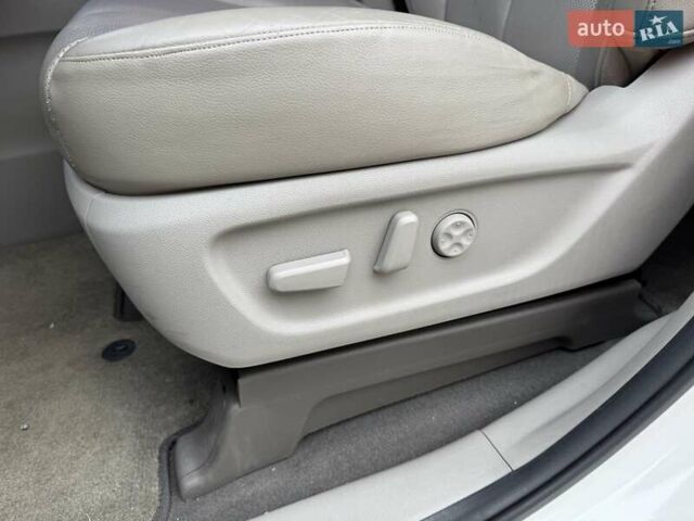 Белый Киа Карнивал, объемом двигателя 2.2 л и пробегом 126 тыс. км за 24100 $, фото 14 на Automoto.ua