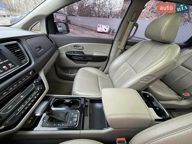 Белый Киа Карнивал, объемом двигателя 2.2 л и пробегом 126 тыс. км за 24100 $, фото 26 на Automoto.ua