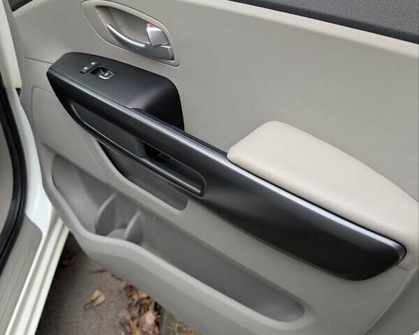 Білий Кіа Карнівал, об'ємом двигуна 2.2 л та пробігом 211 тис. км за 15900 $, фото 23 на Automoto.ua