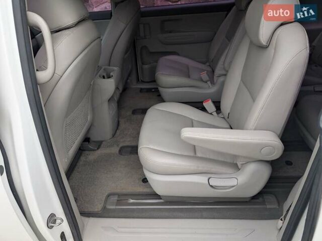 Білий Кіа Карнівал, об'ємом двигуна 2.2 л та пробігом 211 тис. км за 15900 $, фото 27 на Automoto.ua