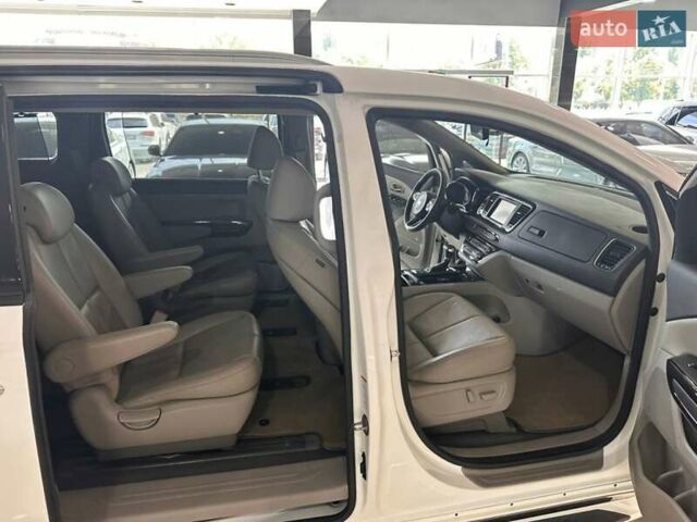 Белый Киа Карнивал, объемом двигателя 2.2 л и пробегом 220 тыс. км за 21900 $, фото 23 на Automoto.ua